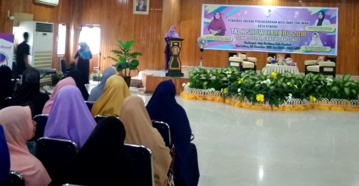 Talk Show Hari Ibu 2018 yang diselenggarakan DPD Salimah Kota Kendari, Selasa (25/12/2018).(Foto: Hasrul Tamrin/SULTRAKINI.COM)