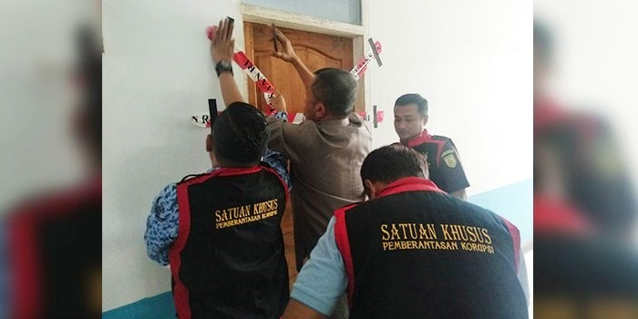 Tim Satuan Khusus Pemberantasan Korupsi Kejaksaan Negeri Kendari menyegel ruang kerja sekretaris Dikbud Sultra, Kamis (29/11/2018). (Foto: Istimewa)