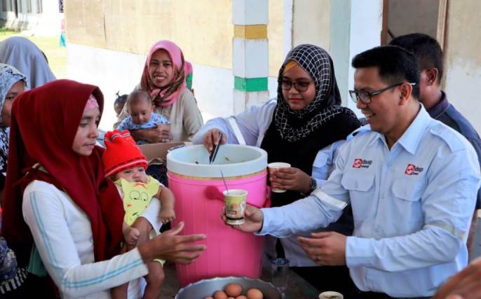 Kegiatan Posyandu oleh petugas kesehatan setempat bersama manajemen PT DSSP Power Kendari di Desa Tanjung Tiram, Jumat (14/12/2018). (Foto: Wayan Sukanta/SULTRAKINI.COM).