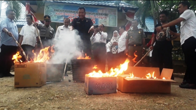 Pemusnahan KTP Invalid di kantor Disdukcapil kota Kendari, Rabu (19/12/2018). (Foto: Wayan Sukanta/SULTRAKINI.COM).
