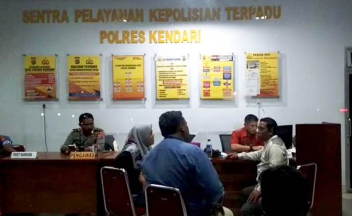 Ketua KPUD Wakatobi, Abdul Rajab saat melaporkan penganiayaan dirinya di Polres Kota Kendari. (Foto: Istimewa)