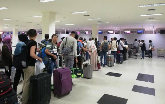 Kepadatan calon penumpang pesawat di ruang chek in Bandara Haluoleo Kendari, Sabtu (22/12/2018). (Foto : Wayan Sukanta/SULTRAKINI.COM).