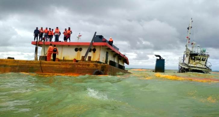 Kondisi tungboat TT 57 yang karam di Perairan Batauga, Tanjung Masiri, Busel, Jumat (28/12/2018). (Foto: SAR Kendari/SULTRAKINI.COM)