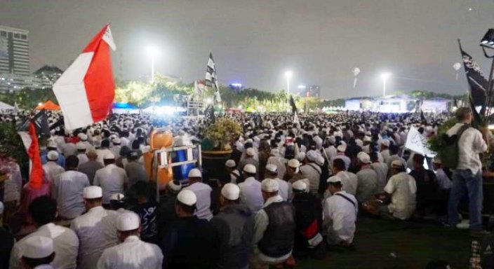 Massa Reuni Akbar 212 salat Tahajud berjemaah di kawasan Monas Jakarta, Minggu (2/12/2018). (Foto: Kumparan.com)