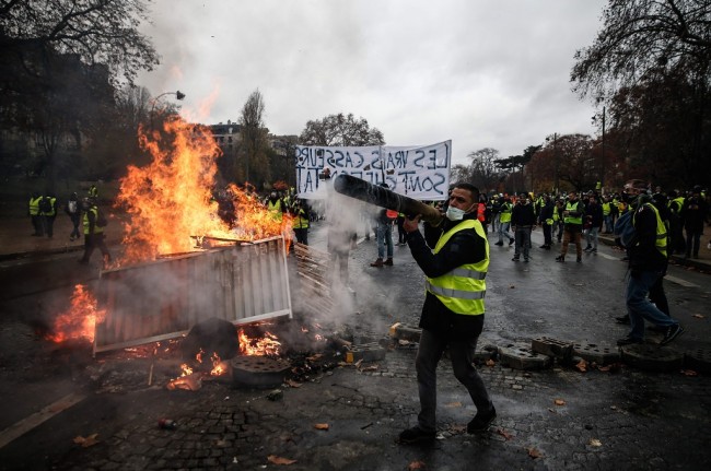 Kerusuhan Prancis, Presiden Tunda Kenaikkan Pajak Diesel foto : Metro TV