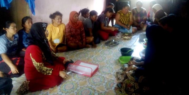 Pemberdayaan wanita pesisir Desa Wawatu memanfaatkan hasil laut sebagai sumber usaha. (Foto: Firmansyarah Asapa untuk SULTRAKINI.COM)