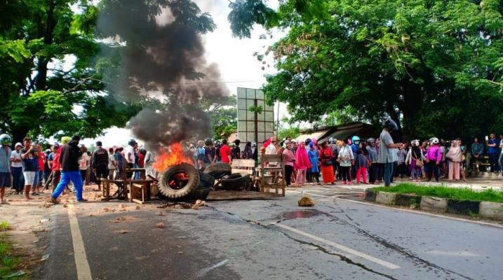 Blokade jalan oleh pedagang Pasar Panjang untuk menghadang Satpol PP, Rabu (16/1/2019). (Foto: Wayan Sukanta/SULTRKINI.COM)