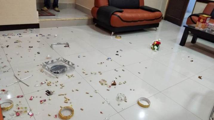Pecahan toples kaca berhamburan di ruangan Sekwan DPRD Wakatobi. (Foto: Amran Mustar Ode/SULTRAKINI.COM)