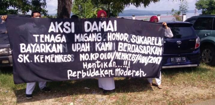Aksi damai tenaga honorer RSUD Baubau yang menuntut pembayaran honor. (Foto: Istimewa)