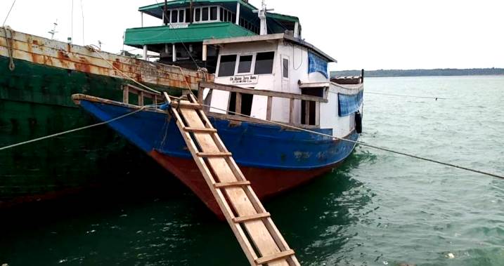 Kapal penumpang rute pelayaran Wanci-Lasalimu berlabuh di Pelabuhan Rakyat. (Foto: Amran MUstar Ode/SULTRAKINI.COM)