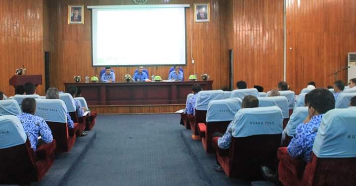Plt Wali Kota Kendari, Sulkarnain memimpin rapat bersama camat dan lurah di Aula Pola Kantor Wali Kota Kendari. (Foto: Humas Pemkot Kendari)