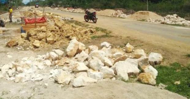 Material diduga batu kapur di sekitar proyek talud di Desa Lombu Jaya. (Foto: Dok. SULTRAKINI.COM)