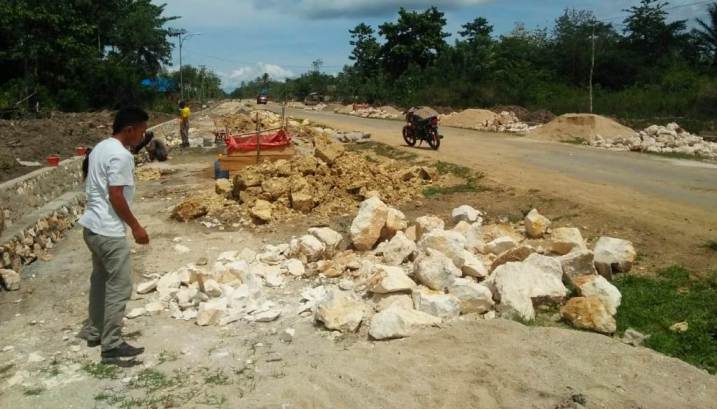 Tumpukan material batu kapur di lokasi proyek talud Desa Lombu Jaya, Kecamatan Sawerigadi. (Foto: Akhir Sanjaya/SULTRAKINI.COM)