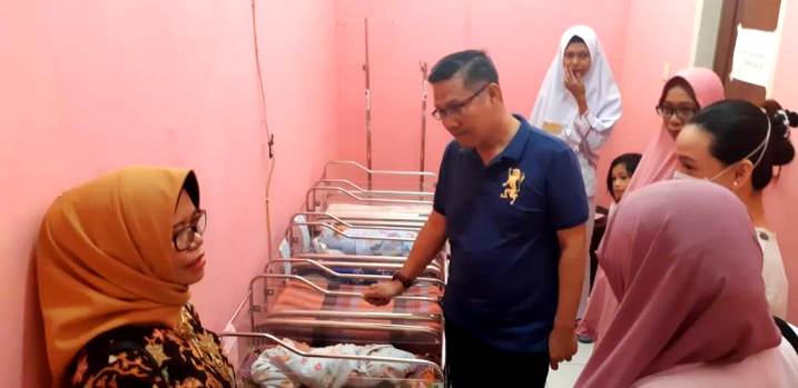 Plt Wali Kota Kendari Sulkarnain bersama istrinya ketika membesuk bayi mungil yang ditemukan di tempat sampah.(Foto: Hasrul Tamrin/SULTRAKINI.COM)