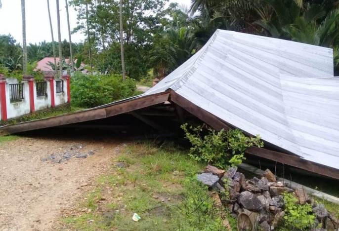 Salah satu rumah warga yang terkena angin puting beliung di Desa Larodangge. (Foto: Dok/SULTRAKINI.COM).