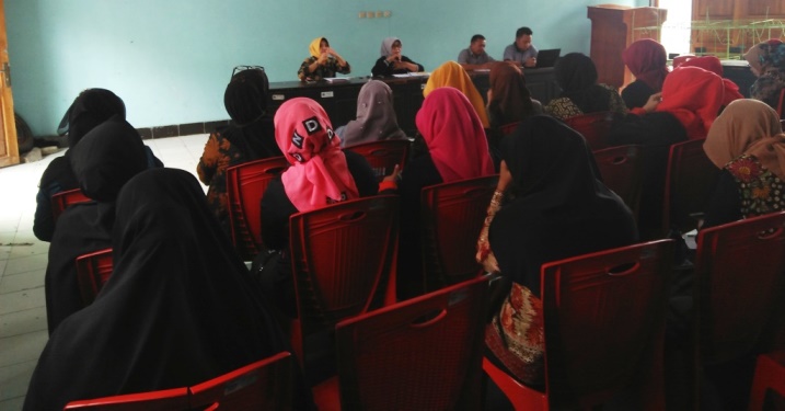 Kadis Dikmudora Kendari, Sartini Sarita memimpin rapat para kepala SD dan SMP di Kendari. (Foto: Muh Yusuf/SULTRAKINI.COM)