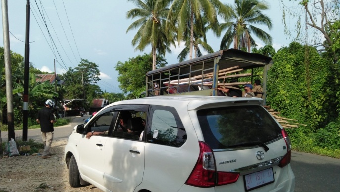 Nampak mobil Pol PP saat mengangkut APK yang melanggar aturan, Senin (7/1/2019) (Foto: La Ode Ali/SULTRAKINI.COM).