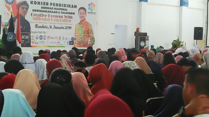 Suasan seminar nasional wirausaha di Poltekkes Kendari, Rabu (16/1/2019). (Foto: Muh Yusuf/SULTRAKINI.COM)