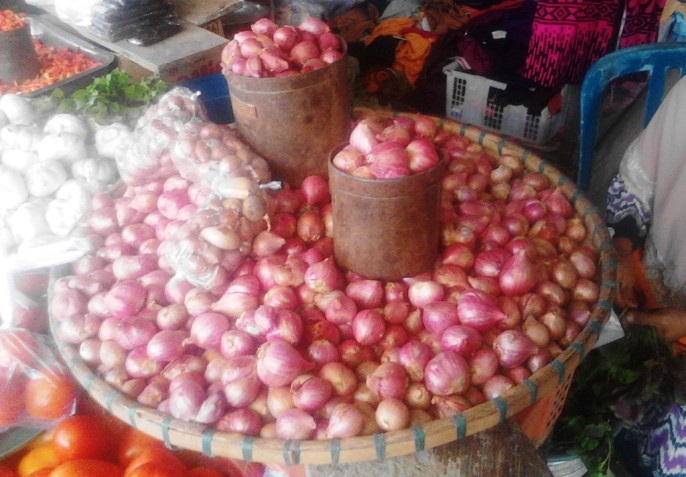 Bawang merah yang dijual di Pasar Andounohu. (Foto: Wa Rifin/SULTRAKINI.COM).