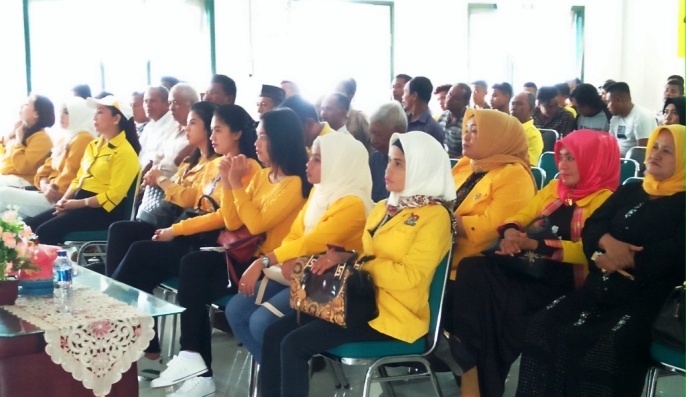 Nampak sejumlah pengurus dan Calon Legislatif dari Partai Golkar saat temu kader di Pasarwajo, Kamis (31/1/2019). (Foto: La Ode Ali/SULTRAKINI.COM).