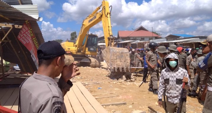 Penertiban lapak pedagang eks Pasar Panjang oleh Satpol PP Kendari pada Juli 2018. (Foto: Hasrul Tamrin/SULTRAKINI.COM)