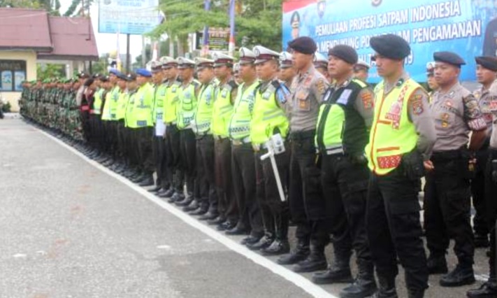 Personel Polres Kolaka, TNI, Dishub, dan stekholder dalam apel gelar pasukan. (Foto: Dok.SULTRAKINI.COM)