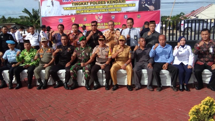 Foto bersama jajaran pejabat Polres Kendari, unsur TNI, dan pemerintah pada Deklarasi Pemilu Damai di Mapolres Kendari. (Foto: La Ismeid/SULTRAKINI.COM)