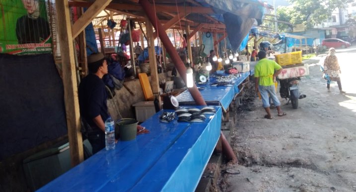 Sejumlah pedagang Pasar Sentral Wuawua Kendari memilih berdagang di luar pasar demi mendapatkan pembeli. (Foto: Hasrul Tamrin/SULTRAKINI.COM)