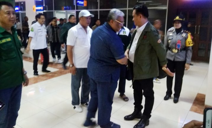 Yusril Ihza Mahendra tiba di Bandara Haluoleo, Minggu (20/1/2019). (Foto: Hasrul Tamrin/SULTRAKINI.COM)