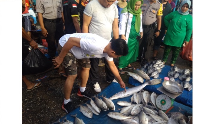 Ketum PBB, Yusril Ihza Mahendra belanja ikan di TPI Kendari, Senin (21/1/2019). (Foto: Hasrul Tamrin/SULTRAKINI.COM)