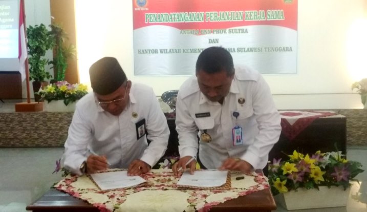 Penandatanganan nota kesepahaman BNNP Sultra dengan Kanwil Kemenag Sultra dalam rangka pemberantasan peredaran narkoba, Senin (21/1/2019). (Foto: Hasrul Tamrin/SULTRAKINI.COM)