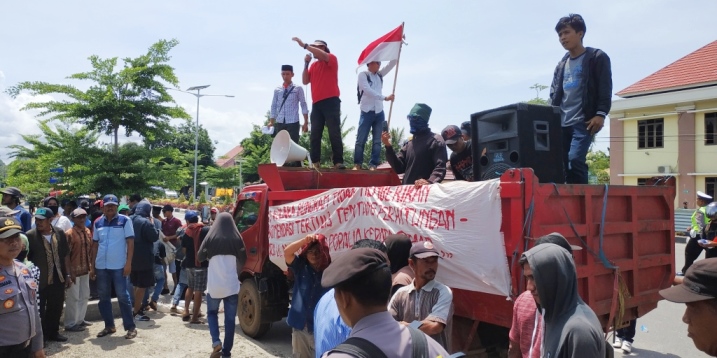 Warga Popalia demonstrasi di depan Gedung DPRD Kolaka. (Foto: Dok.SULTRAKINI.COM)