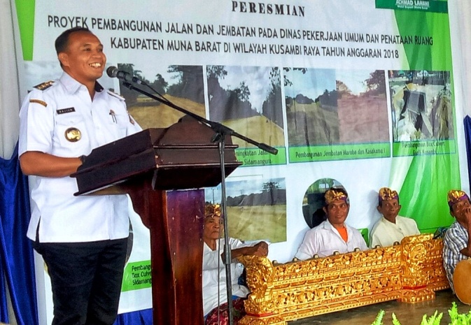 Bupati Muna Barat, LM. Rajiun Tumada, saat memberikan sambutan pada peresmian proyek pembangunan jalan dan jembatan Dinas PUPR 2018. (Foto: Arto Rasyid/SULTRAKINI.COM)