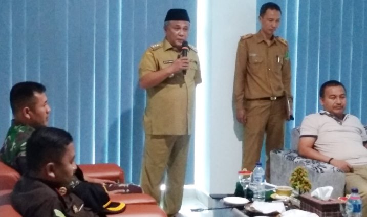 Bupati Konawe, Kery Saiful Konggoasa memaparkan kesiapan Pemda Konawe menyambut TMMD ke-104, Senin (28/1/2019). (Foto: Hasrul Tamrin/SULTRAKINI.COM)