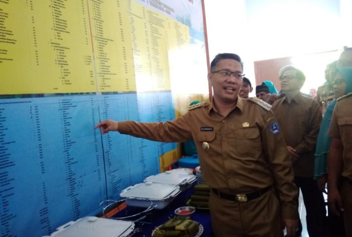 Walikota Kendari, Sulkarnain, saat memantau ruang Kantor Kelurahan Anduonuhu, Selasa (29/1/2019). (Foto : Hasrul Tamrin/SULTRAKINI.COM).