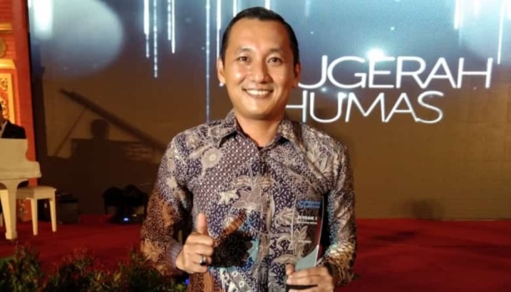 Kasubag Humas USN Kolaka, Rahman Syawal memegang penghargaan terbaik I Hubungan PTN dengan media 2018. (Foto: Dok.SULTRAKINI.COM)