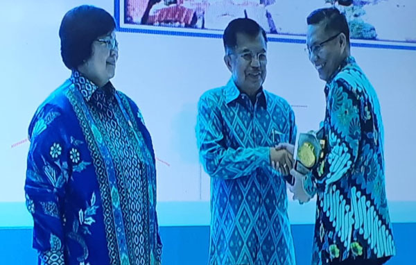 Penerimaan penghargaan Adipura Kencana yang diterima langsung oleh Plt Walikota Kendari Sulkarnain dari Wakil Presiden RI Jusuf Kalla (Foto : istimewa)