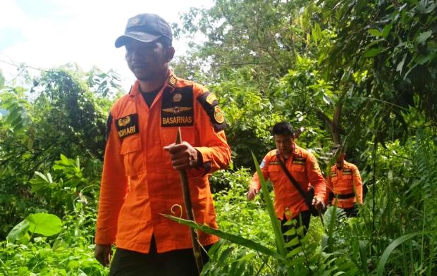 Tim Rescue Pos SAR Kolaka bersama sejumlah pihak terkait melakukan penyisian di hutan dekat Desa Awa, Kecamatan Samaturu,Kolaka, Senin (7/1/2019). (Foto : SAR/SULTRAKINI.COM)
