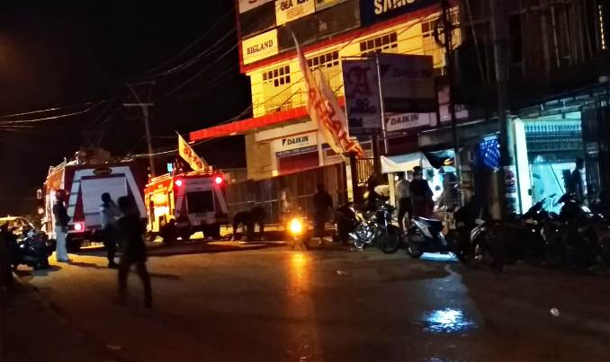 Mobil pemadam kebakaran di TKP, Kamis (24/1/2019) malam. (Foto: Ist.).