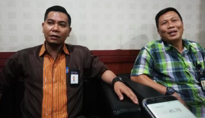 Divisi Sekretaris perusahaan Bank Sultra, Laode Muhammad Mustika (kanan). (Foto: Wayan Sukanta/SULTRAKINI.COM)