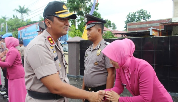 Kapolres Kolaka, AKBP Bambang Satriawan saat memberikan ucapan selamat kepada anggotanya yang menerima kenaikkan pangkat. (Foto: Dok.SULTRAKINI.COM)