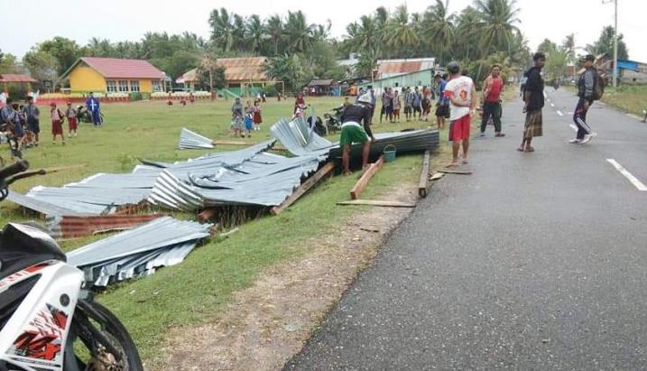 Rumah milik warga yang rusak parah akibat dihantam angin puting beliung di Desa Lamondre, Kecamatan Watubangga, Kabupaten Kolaka, Kamis (17/1/2019). (Foto: Istimewa)