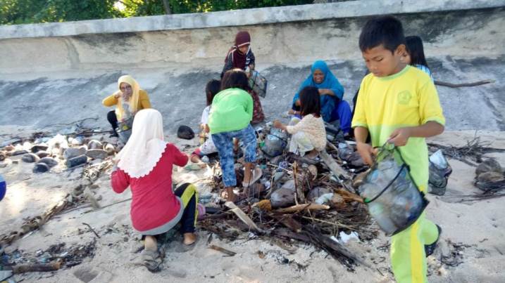 Bersih-bersih sampah di pantai Desa Desa Waha, Kecamatan Wangi-wangi, Kabupaten Wakatobi, Minggu (13/1/2019). (Foto: istimewa)