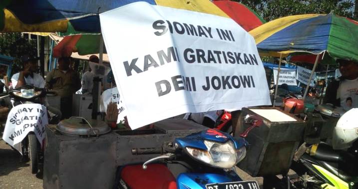 Pedangang siomay di deklarasi capres dan cawapres, Jokowi-Maaruf, Jumat (22/2/2019). (Foto: Muhamad Akbar Ali/SULTRAKINI.COM)