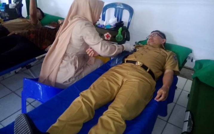 Wali Kota Kendari, Sulkarnain donor darah di SMAN 4 Kendari, Selasa (16/2/2019). (Foto: Hasrul Tamrin/SULTRAKINI.COM)