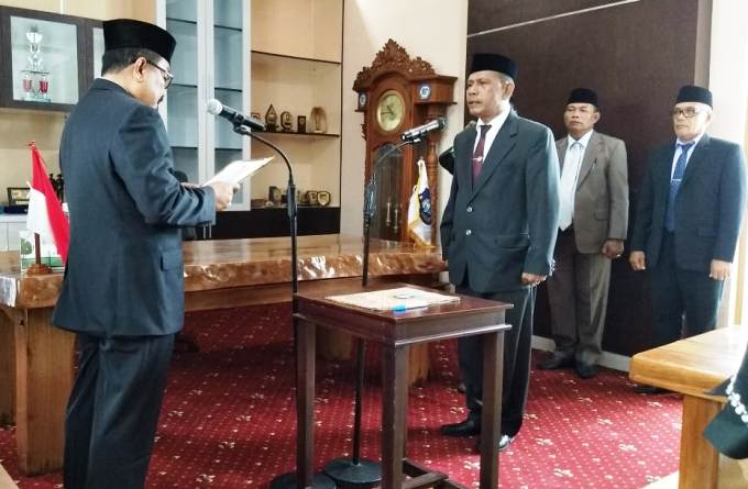 Wakatobi, Arhawi, saatr melantik Jumadin sebagai Penjabat Sekretaris Daerah pada Senin (11/2/2019) (Foto: Amran Mustar Ode/SULTRAKINI.COM)