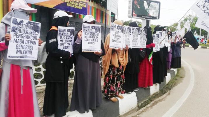 Aksi penolakan RUU penghapusan kekerasan seksual di Kota Kendari, Kamis(7/1/2019). (Foto: Wayan Sukanta/SULTRAKINI.COM)