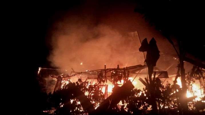 Kebakaran di Desa Simbune, Kecamatan Tirawuta, Kabupaten Kolaka Timur. (Istimewa)