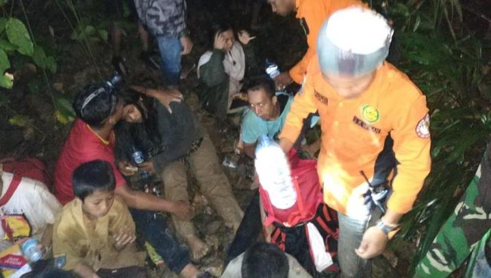 Tim Basarnas mengevakuasi anggota pramuka yang tersesat di hutan Kabupaten Kolaka, Senin (11/2/2019). (Foto: Basarnas/SULTRAKINI.COM)