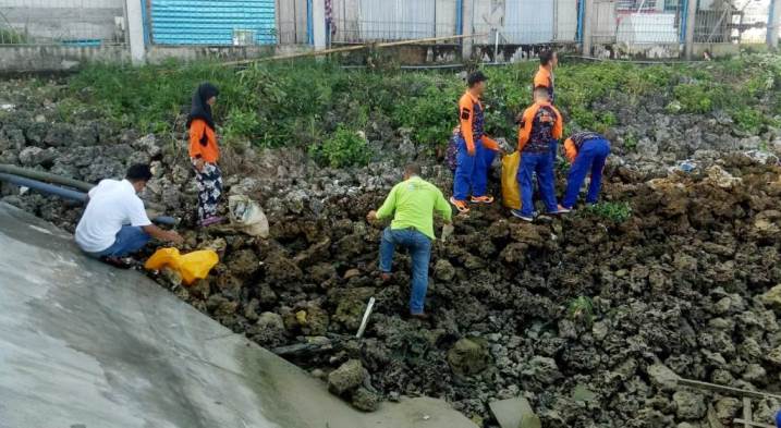 Kerja bakti massal di sekitar Pelabuhan Feri, Kabupaten Wakatobi, Kamis (21/2/2019). (Foto: istimewa)